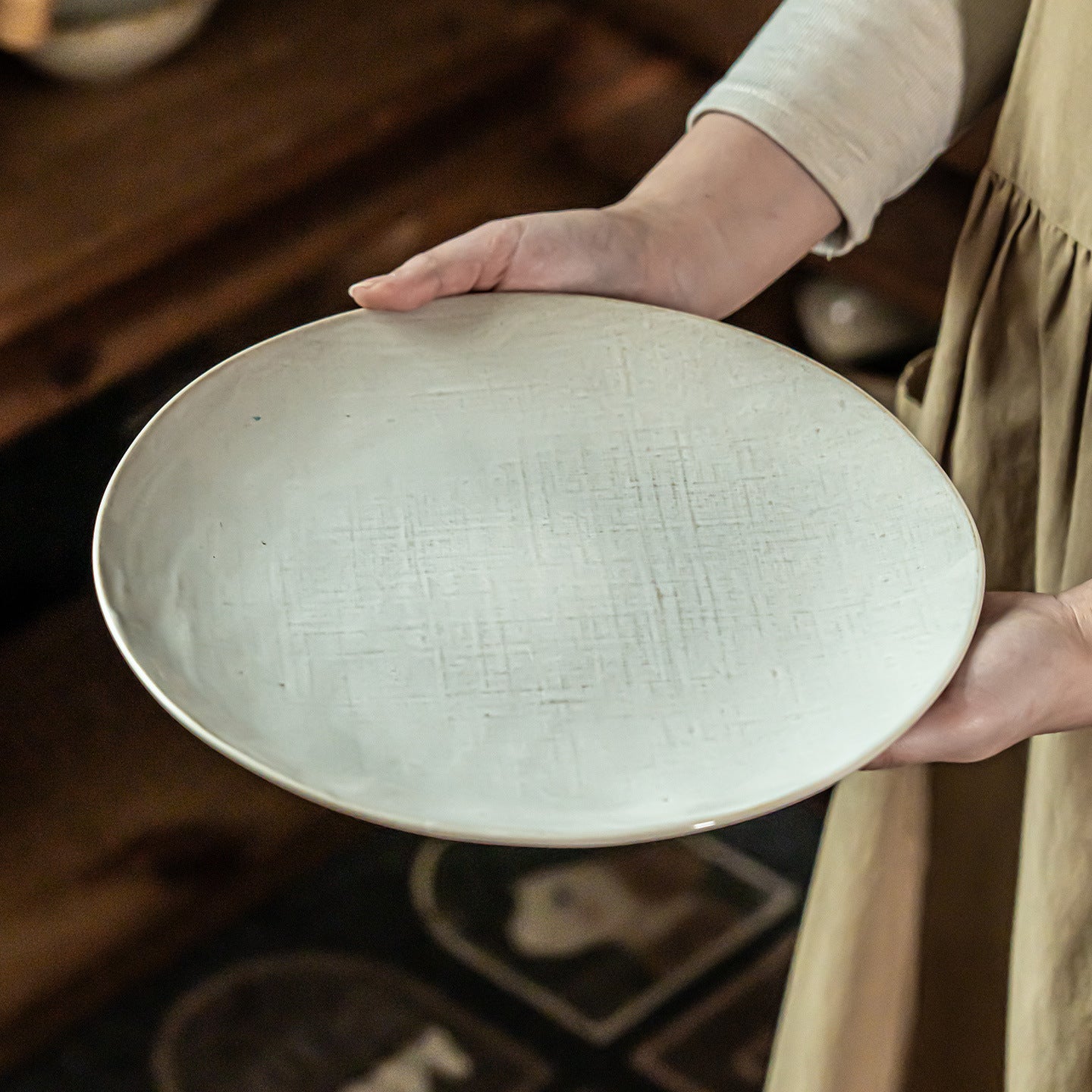 Textured Linen-Look Ceramic Plate, 10.6 inch Large Round Dinnerware, Vintage Style Buffet Serving Dish, Microwave Safe Tableware